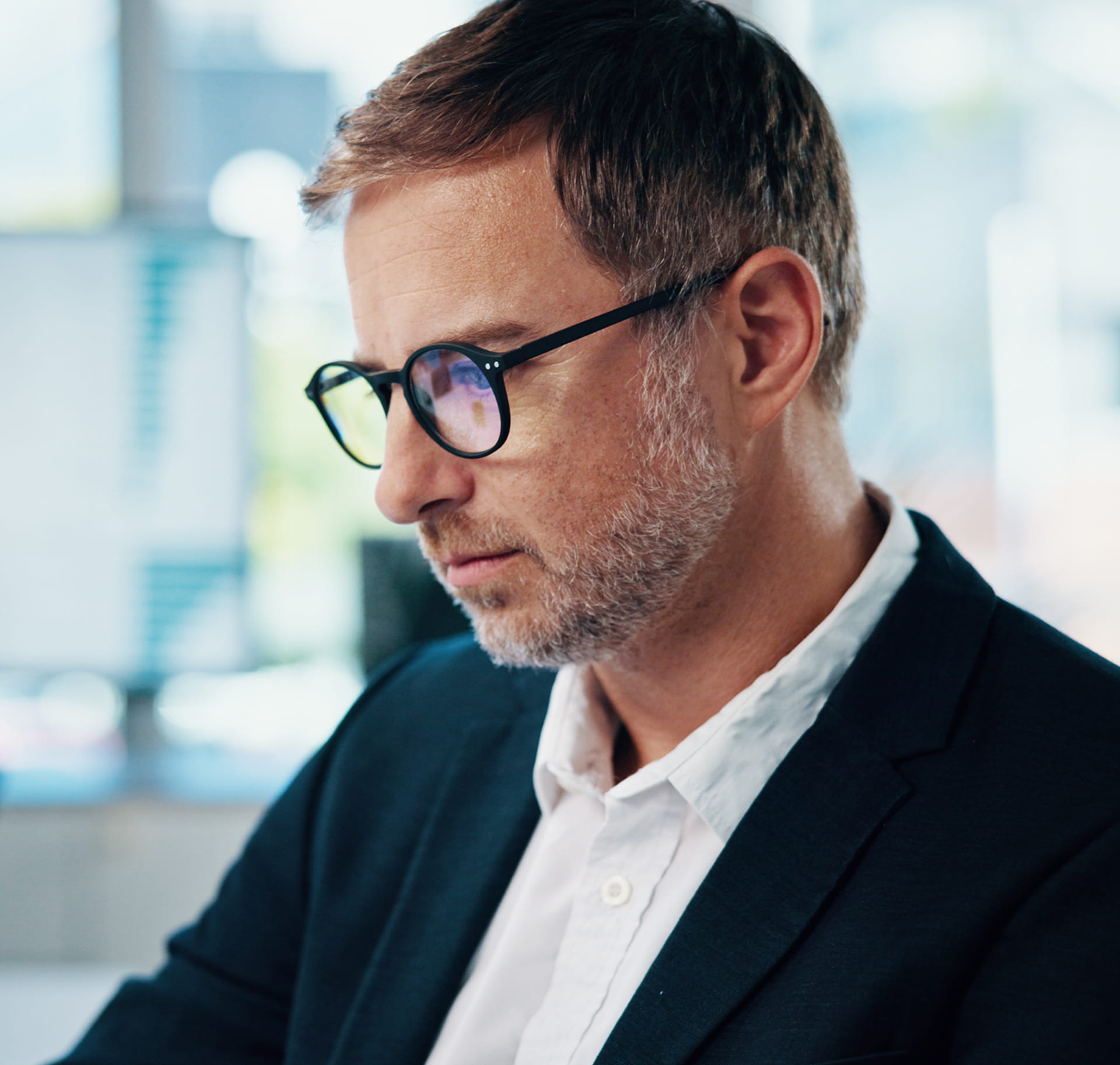 Asesor con gafas concentrado en su trabajo